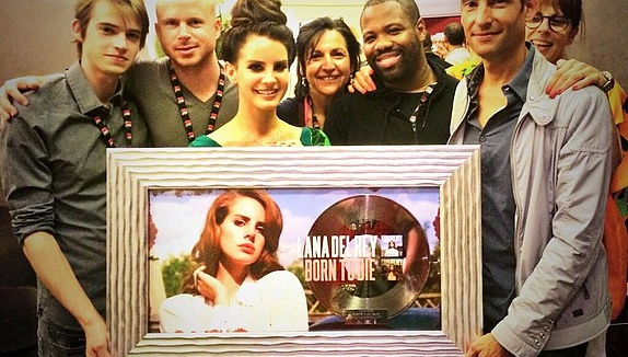 Lana Del Rey reçoit un disque de diamant