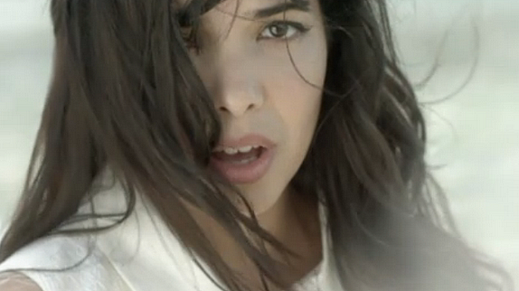 Indila dévoile le clip de "S.O.S" : Regardez !