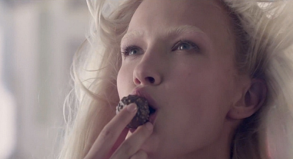 Publicité Ferrero Rocher : qui chante ?