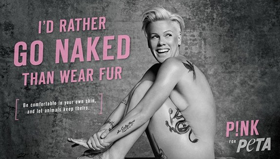 Pink totalement nue... s'insurge contre la fourrure