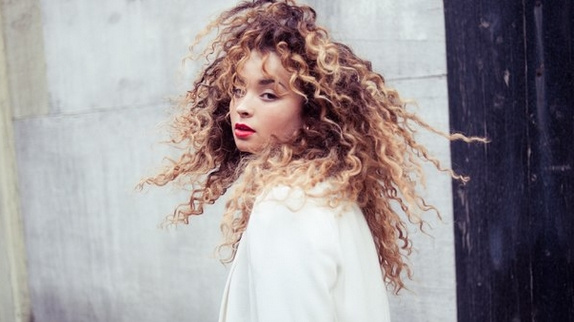 Ella Eyre en showcase privé à Cannes