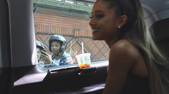 Ariana Grande suivie par ses fans à Paris (vidéo)