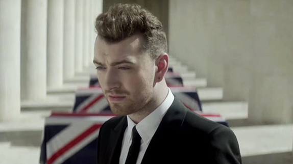 Sam Smith enfile son costume d'espion