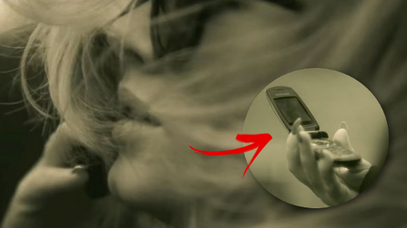 Adele : le mystère du téléphone à clapet résolu