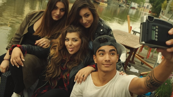 Caroline Costa dévoile le clip "Ailleurs"