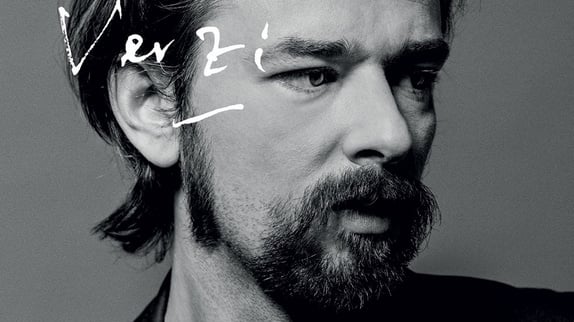 Clément Verzi reprend "Elle est d'ailleurs"