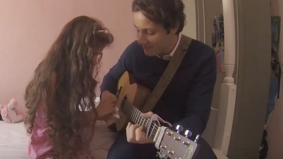 Vianney chante avec une jeune fan malade