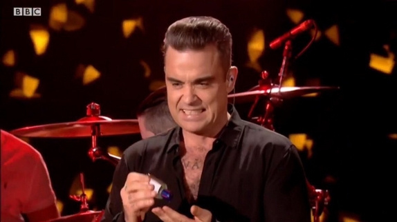 Robbie Williams touche ses fans et se désinfecte