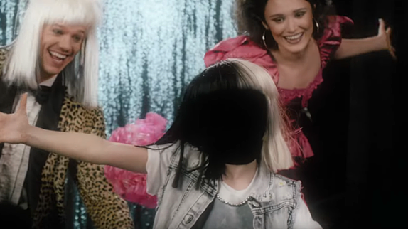Sia : un clip déjanté pour "Move Your Body"