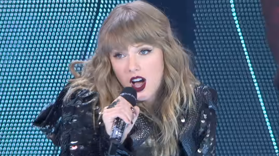 Taylor Swift lance sa tournée à Glendale (vidéos)