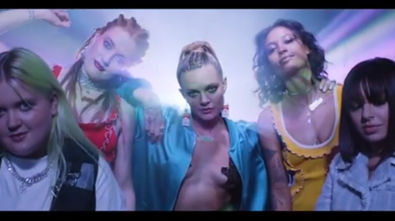 Tove Lo réunit son gang de "Bitches"