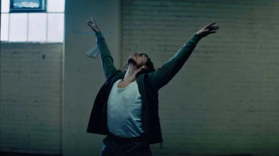 Hozier enchaîne avec le clip de "Mouvement"