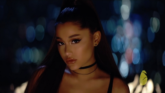 Ariana Grande, malicieuse dans son nouveau clip
