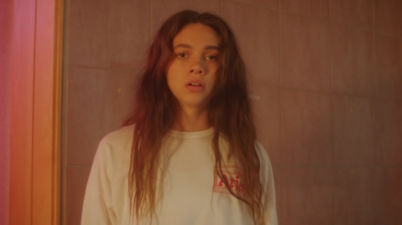 Glowie brille dans le clip "Cruel"