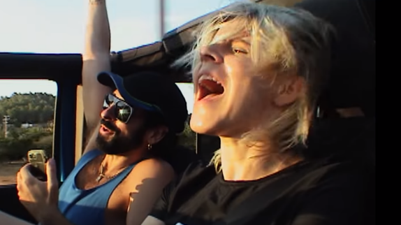 Robyn s'éclate dans "Between The Lines"