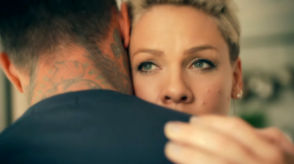 Pink en pleine déprime dans "90 Days"
