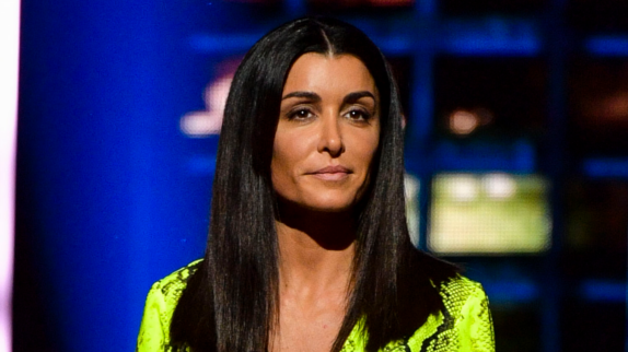 Jenifer recadre un fan en plein concert