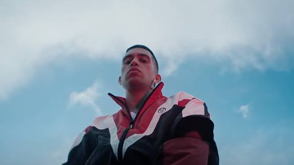 Mahmood sort masqué pour "Moonlight Popolare"