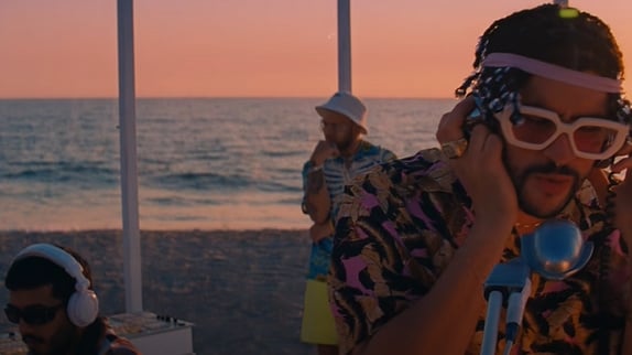 Bad Bunny signe le tube "Dakiti"