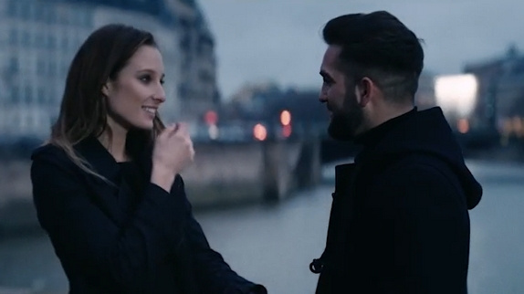 Kendji sur les bords de Seine pour "Evidemment"