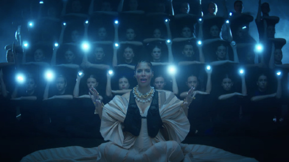 Zaho enchaîne avec le clip "Doucement"