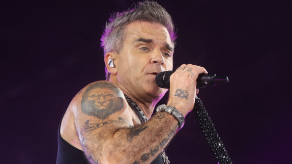 Robbie Williams vomit en plein concert