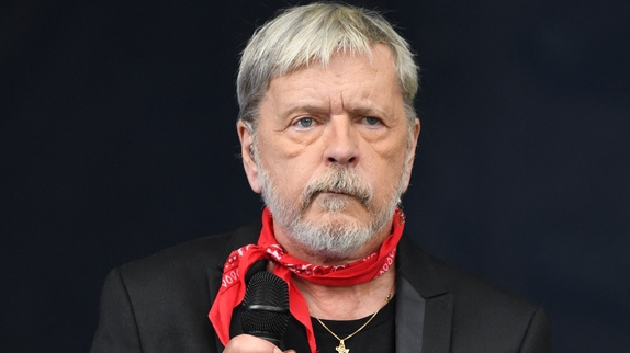 Renaud menace d'arrêter son concert à Lille