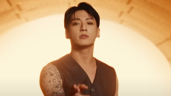 Jung Kook : le clip de "Standing Next To You"