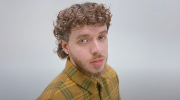 Jack Harlow encore numéro un avec "Lovin On Me"