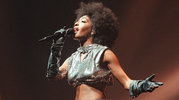 Star Academy : Ebony obligée d'abandonner un concert !