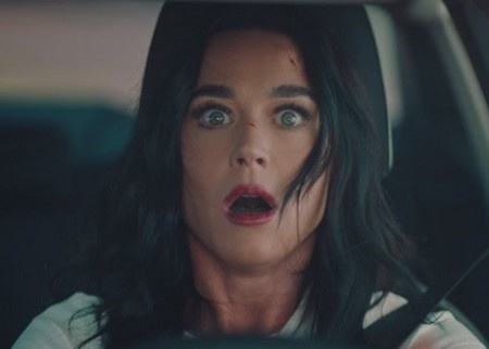 Katy Perry se relève dans le clip "Bandaids"