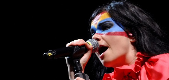 Björk en bacs et sur scène en 2011