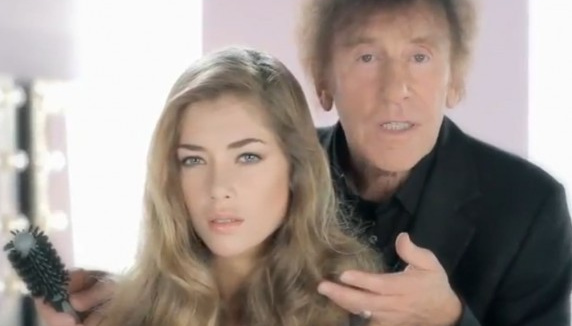 Alain Souchon présente la météo pour sa promo