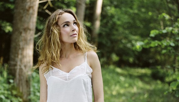 Claire Keim va là "Où il pleuvra" : nouveau single