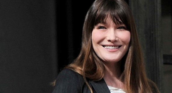 Carla Bruni va chanter sur les journalistes