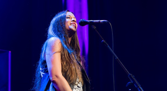 Alanis Morissette étonne et séduit à l'Olympia