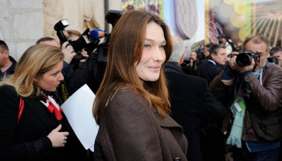 Carla Bruni quitte Naïve et signe chez Barclay