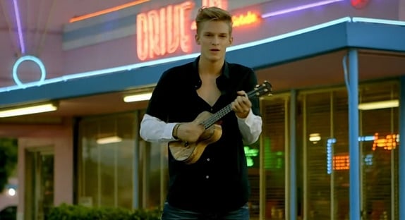 Cody Simpson et son ukulélé pour "La Da Dee"