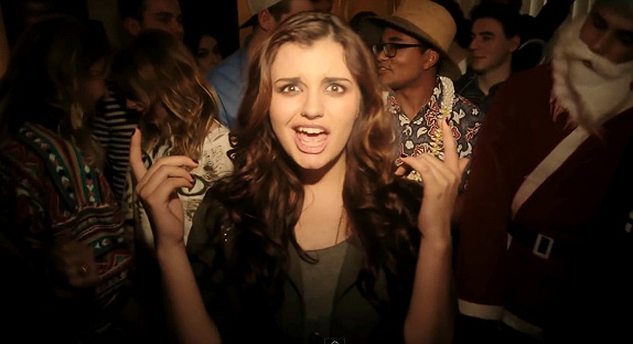 Rebecca Black ose le "Saturday" !