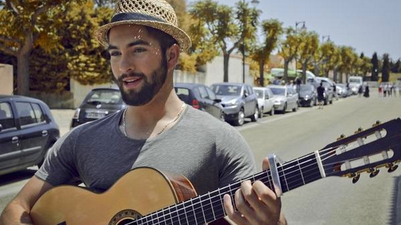 Kendji dévoile deux titres inédits en live : écoutez