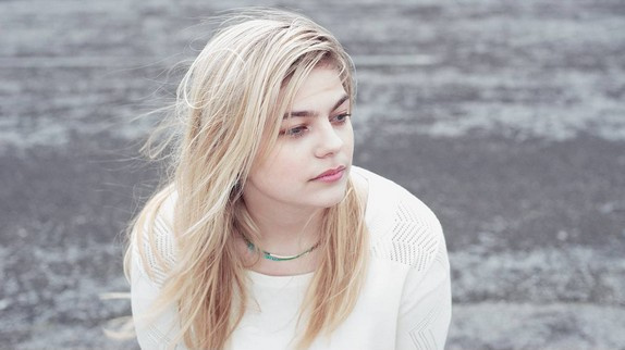 Louane dévoile le titre "Chambre 12"