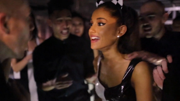 Ariana Grande a "failli mourir" sur scène (vidéo)