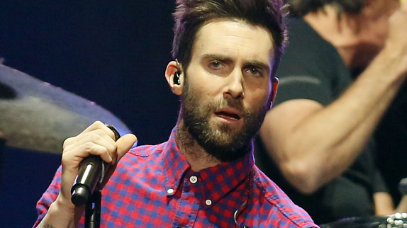 Adam Levine, blessé, un concert annulé en Asie