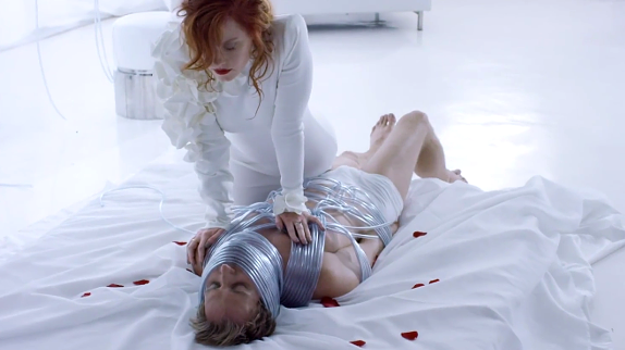 "Dur dur" : Emji joue les femmes fatales