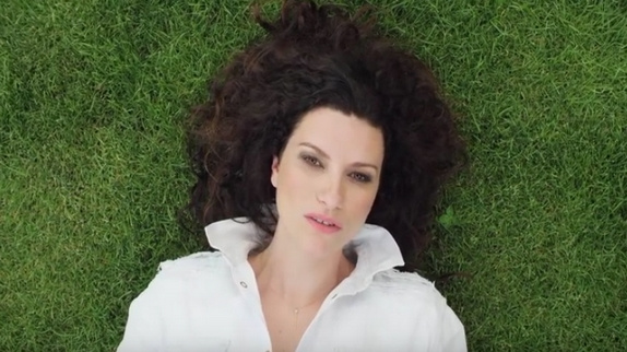 Laura Pausini dans un labyrinthe pour "Simili"