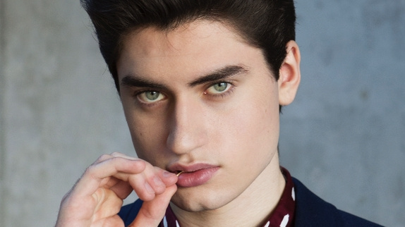 David Thibault reprend "Blue Hotel" : le clip