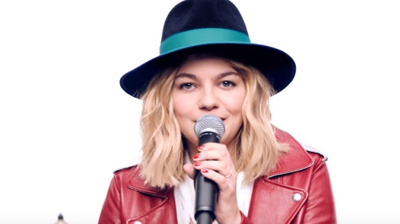 Louane chante dans la pub Maybelline