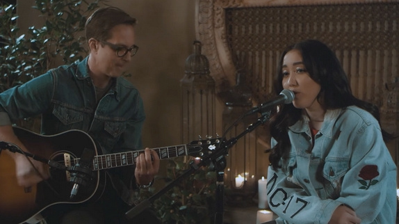 Noah Cyrus brille sur "Almost Famous"