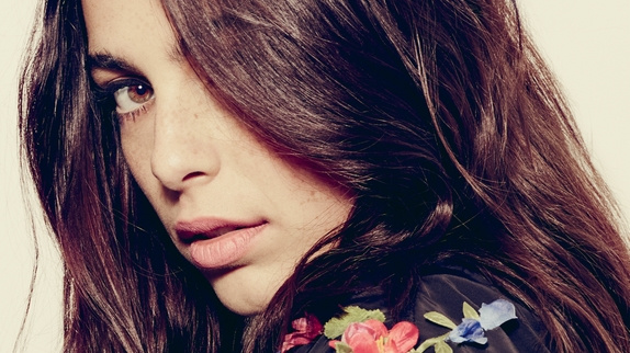 Léa Paci en interview pour son album "Chapitre 1"