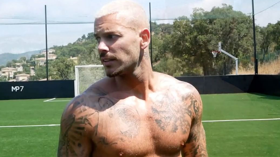M. Pokora exhibe ses muscles (vidéo)